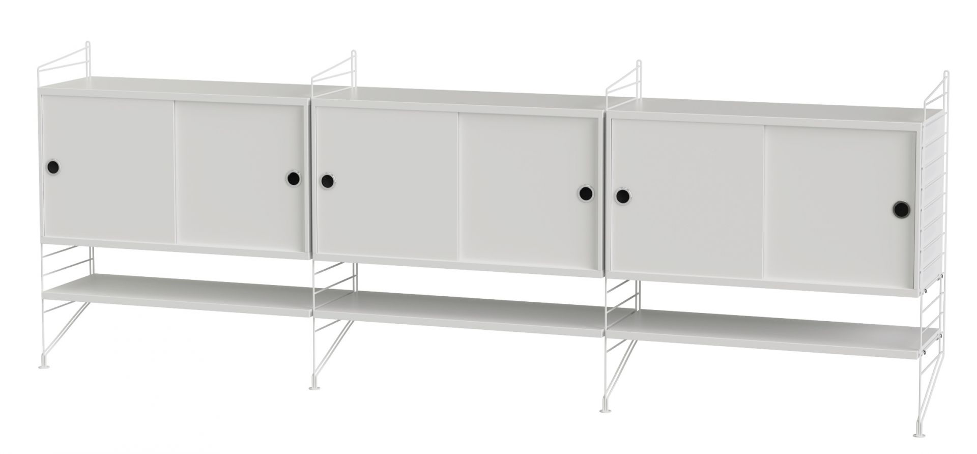 Weißes String Regalsystem mit Schiebetüren und Regalböden für Wohnzimmer und Büro.